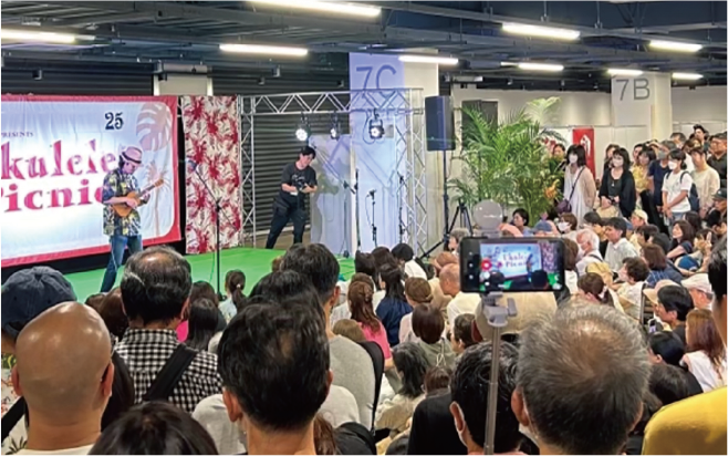 ウクレレで公演をする河野 友弥さんと観客の写真